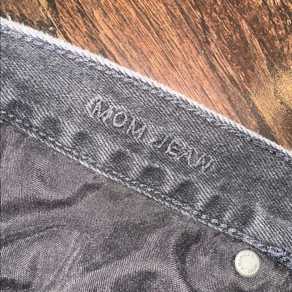 American Eagle Outfitters light black MOM High Rise Jeans size 2 regular
